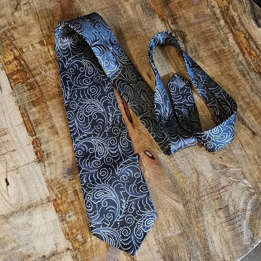 Giorgio Armani 100% Silk Handmade In Italy Mens Tie Black Grey